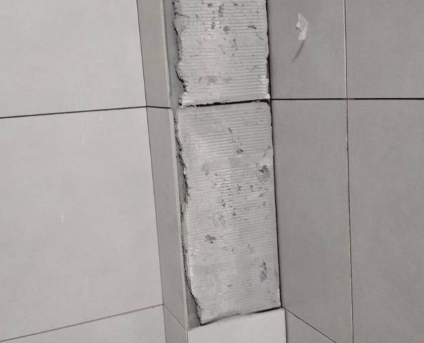 福鼎瓷砖空鼓维修公司分享下瓷砖施工前基层浇水润湿程度不足，可能导致以下问题